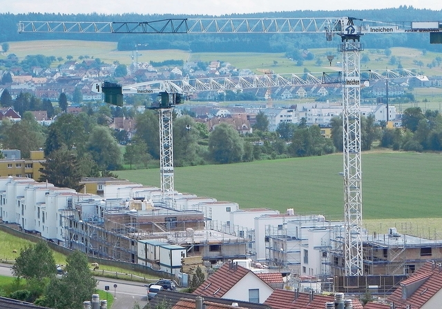 Für das Bauen in Wettswil werden mit der teilrevidierten Bau- und Zonenordnung (BZO) teilweise neue Regeln gelten. Hier im Bild die Baustelle im Grundächer. (Archivbild Marcus Weiss)