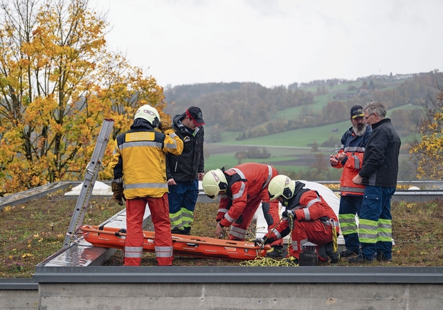 In dieser Szene wird ein Patient auf dem Dach für die Rettung vorbereitet.