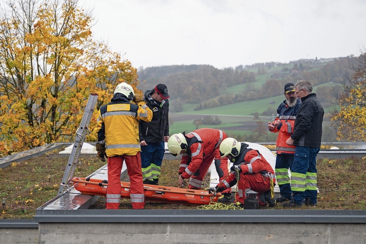 In dieser Szene wird ein Patient auf dem Dach für die Rettung vorbereitet. In dieser Szene wird ein Patient auf dem Dach für die Rettung vorbereitet.