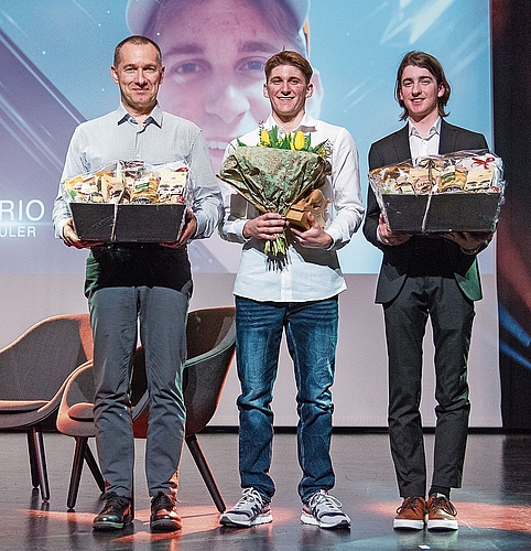 Sieger Kategorie Newcomer: Dario Schuler (Mitte) – mit Christian Häusler (links), Vertreter des nominierten Tino Sidler, und Timon Peter (rechts). Sieger Kategorie Newcomer: Dario Schuler (Mitte) – mit Christian Häusler (links), Vertreter des nominierten Tino Sidler, und Timon Peter (rechts).