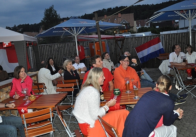 Ob die Gäste der Schluck-Bar je wieder gemeinsam im Garten ein Fussballspiel schauen können, wie hier an der WM 2014, steht in den Sternen. (Bild Kaspar Köchli) 