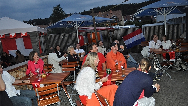 Ob die Gäste der Schluck-Bar je wieder gemeinsam im Garten ein Fussballspiel schauen können, wie hier an der WM 2014, steht in den Sternen. (Bild Kaspar Köchli) 
