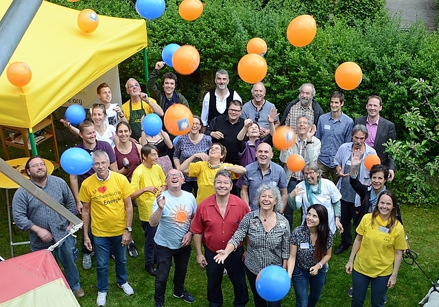 Schlussfest im Café Solaire mit zahlreichen Beteiligten der Tage der Sonne Knonauer Amt. (Bild Bernhard Schneider)