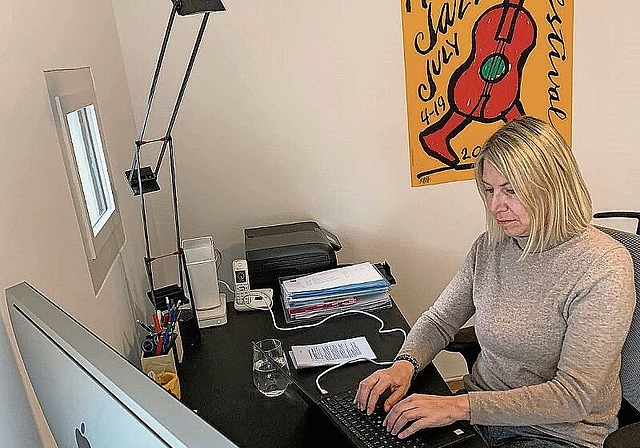 Arbeitet zu Hause etwas nahe beim Kühlschrank: Nadia Hausheer, Gemeindepräsidentin von Aeugst.