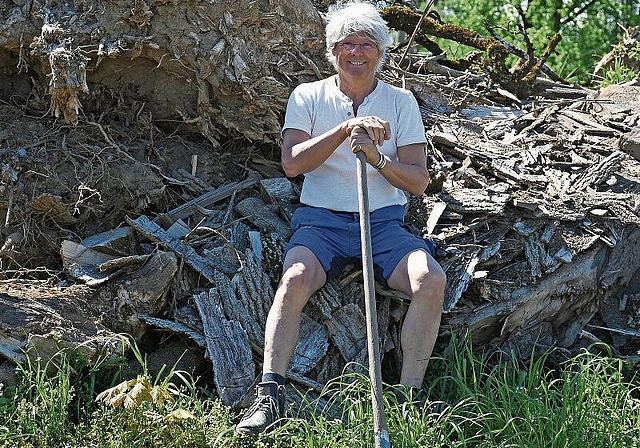 Das Material für die Holz-, Ast- und Steinhaufen hat Kurt Hegetschweiler eigenhändig gesammelt und mit dem Traktor angekarrt. (Bild Livia Häberling)