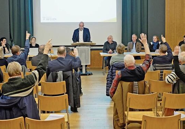 Eine Seltenheit an einer Gemeindeversammlung: Ein aus den Reihen der Stimmberechtigten gestellter Antrag wurde diskussionslos und mit überwältigendem Mehr angenommen. (Bild Salomon Schneider)