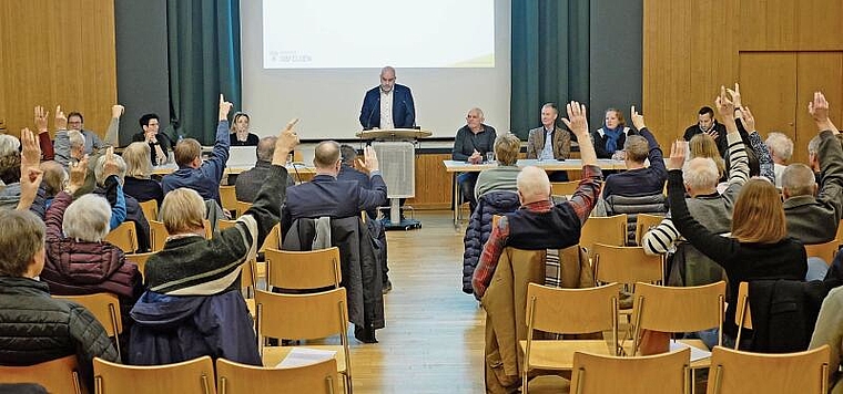 Eine Seltenheit an einer Gemeindeversammlung: Ein aus den Reihen der Stimmberechtigten gestellter Antrag wurde diskussionslos und mit überwältigendem Mehr angenommen. (Bild Salomon Schneider)