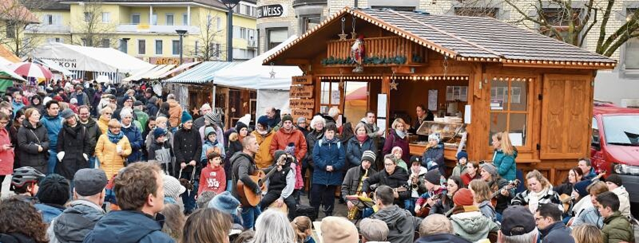 Das Konzert der Musikschule Sound am Albis zog viele Besucherinnen und Besucher an. Zu stimmungsvollen Liedern konnte am Chlausmärt in Affoltern gemütlich verweilt werden. (Bilder Dominik Stierli)