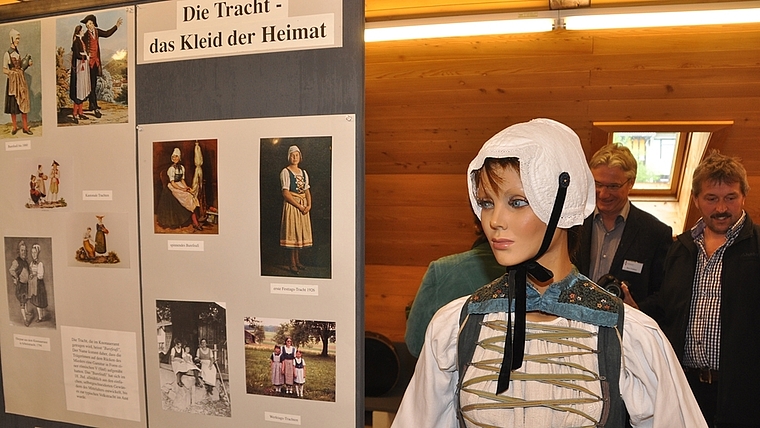 Bilder aus der Vergangenheit und aus der Gegenwart, dazu Trachten: Die temporäre Ausstellung in der alten Sennerei zeigt Mettmenstetter Dorfgeschichte. (Bild Werner Schneiter)
