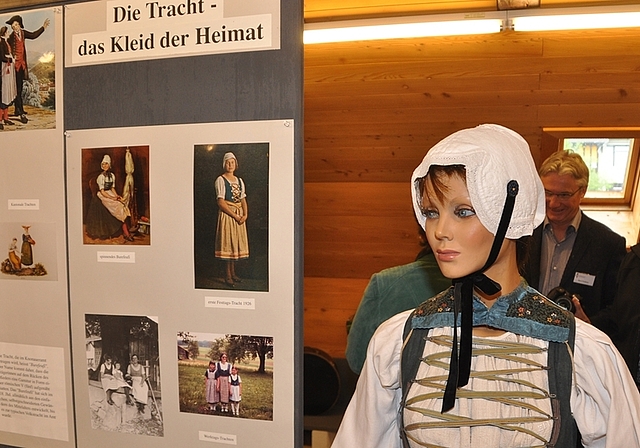 Bilder aus der Vergangenheit und aus der Gegenwart, dazu Trachten: Die temporäre Ausstellung in der alten Sennerei zeigt Mettmenstetter Dorfgeschichte. (Bild Werner Schneiter)