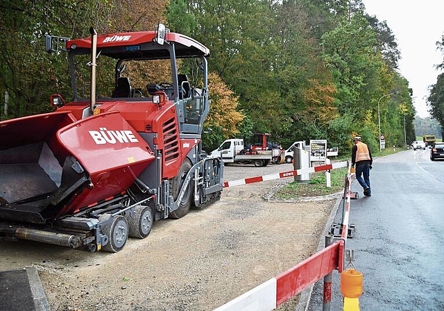 Weder angefragt noch informiert: Baustellen-Installationsplatz auf dem Parkplatz der Holzkorporation Unteraffoltern. 
(Bild Werner Schneiter)