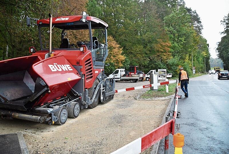 Weder angefragt noch informiert: Baustellen-Installationsplatz auf dem Parkplatz der Holzkorporation Unteraffoltern.
(Bild Werner Schneiter)