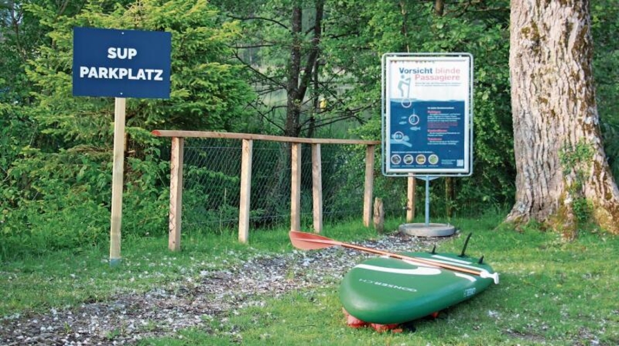 Mit Warntafeln macht der Kanton Zürich an den Zugängen zum Türlersee auf «blinde Passagiere», darunter auch die Quagga-Muschel, aufmerksam. (Bild Florian Hofer)