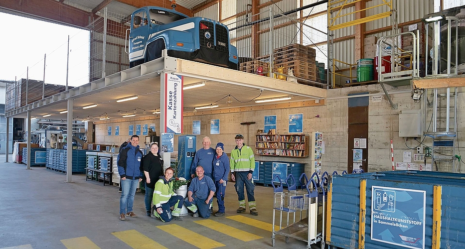 Das Team der Schmid AG (von links): Daniel Hoffmann (Verkauf und Marketing), Leandra Schmid (Administration und Kommunikation), Martina Schmid (Leitung Sammelstelle), Adrian Schmid (stellvertretender Betriebsleiter), Fredy und Priska Schmid (Geschäftsführer und Inhaber), Yves Suter (Lernender); auch bekannt als blauer Schmid, sorgt mit insgesamt 29 Mitarbeitern dafür, dass Entsorgung und Recycling möglichst schnell und einfach gehen.  (Bilder Claudia Eugster)