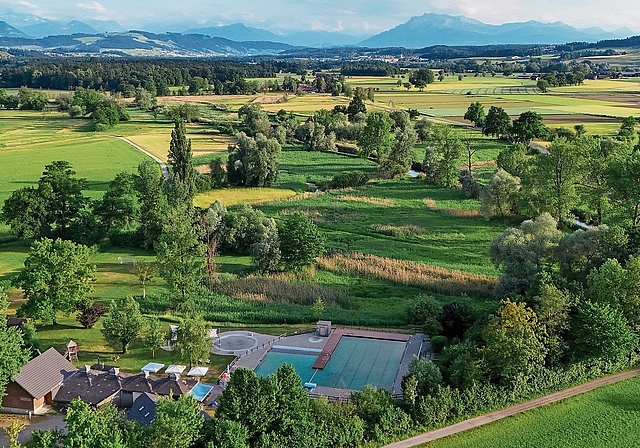 Eingebettet in eine Naturlandschaft: Das Maschwandner Naturbad erfreut sich grosser Beliebtheit. (Bild Ashanta Carnieletto)