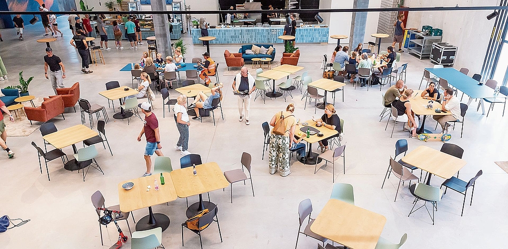 Ein wichtiger Teil im Movecity: das Restaurant (mit Aussenbereich). Der Zutritt ist kostenlos und wird bereits von Angestellten und Arbeitern aus der Umgebung über Mittag genutzt.