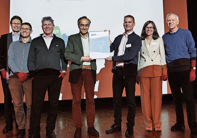 Höhepunkt des Abends: Bruno Bébié (vierter von links) übergibt das Label «Energiestadt» an Roger Schuhmacher (Ressorts Liegenschaften, Energie und Umwelt).