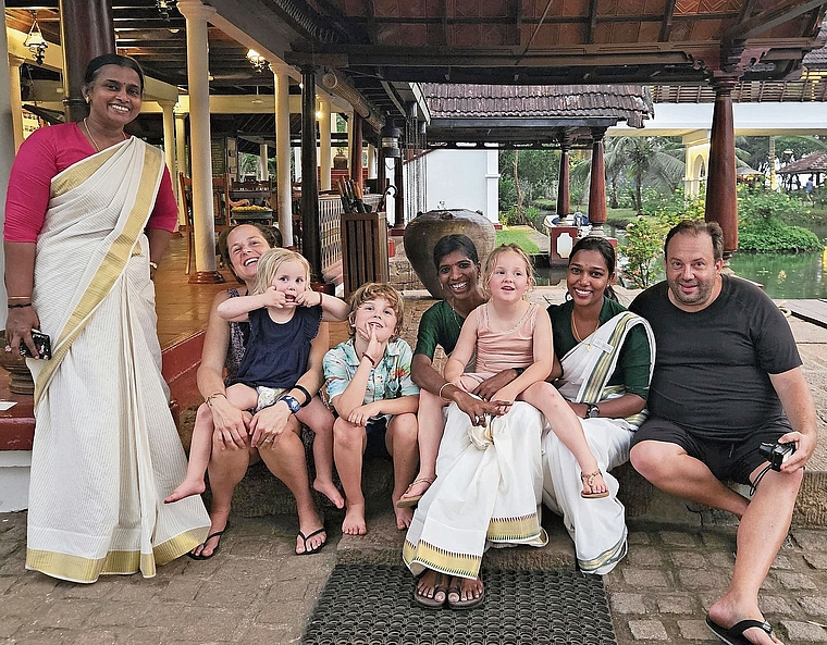 Hier bei der Ankunft in Kerala. Familie Rexer Castellan (von links): Chiara, Stella, Oscar, Lili, Florian. Umrahmt von einem kleinen Empfangskomitee. (Bild zvg)
