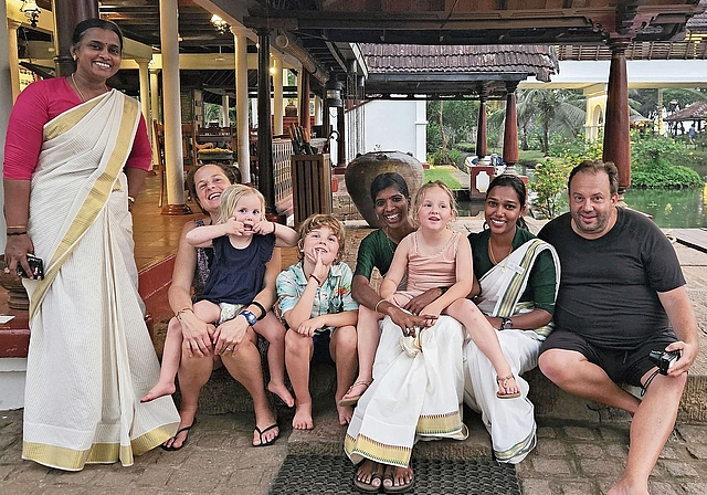 Hier bei der Ankunft in Kerala. Familie Rexer Castellan (von links): Chiara, Stella, Oscar, Lili, Florian. Umrahmt von einem kleinen Empfangskomitee. (Bild zvg)