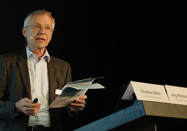Charles Höhn vom Forum Umwelt und Energie der Standortförderung Knonauer Amt präsentiert an der Fachtagung der Berner Bau- und Energiemesse die Pläne zur Energiegewinnung durch ein Kraftwerk über der Autobahn. <em>(Bild Salomon Schneider)</em>