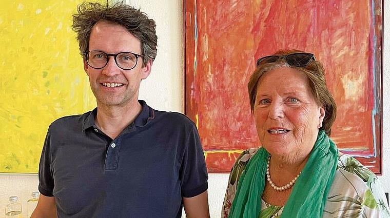 Rita Ackermann, Gründerin der Parkinson-Selbsthilfegruppe und Prof. Dr. med. Veit Mylius von der Reha-Klinik Valens. (Bild Sandra Claus)