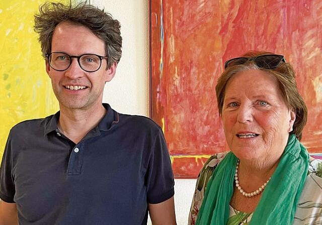 Rita Ackermann, Gründerin der Parkinson-Selbsthilfegruppe und Prof. Dr. med. Veit Mylius von der Reha-Klinik Valens. (Bild Sandra Claus)
