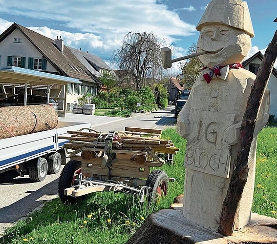 Die Böögg-Skulptur der IG Bloch steht derzeit in Unterrifferswil. 
         
         
            
               (Bild Kari Burkard)