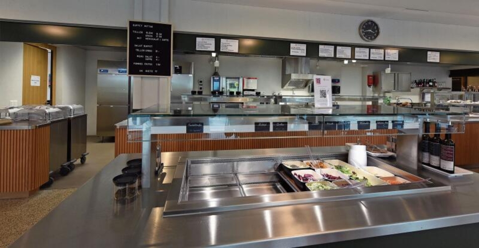 Das Salatbuffet steht auch am Nachmittag zur Verfügung. Im Hintergrund die Selbstbedienungstheke mit Öfen und Kühlschränken der Zubereitungsküche. (Bilder bs)