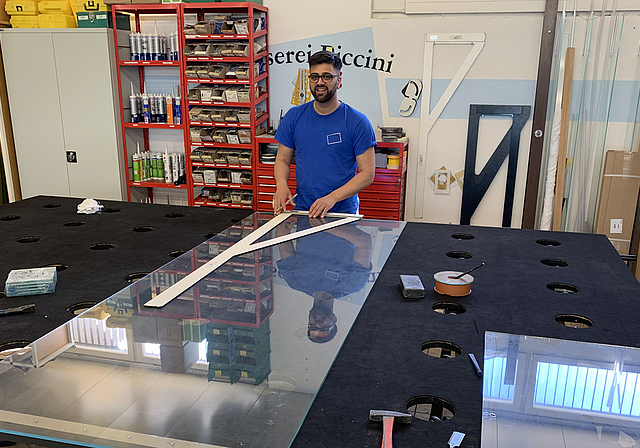 Marco Ali, Mitinhaber der Glaserei Piccini in Obfelden, beim Zuschneiden der begehrten Plexiglas-Trennscheiben. (Bild Dario Piccini)