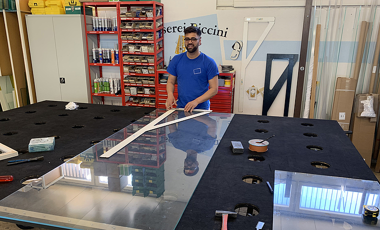Marco Ali, Mitinhaber der Glaserei Piccini in Obfelden, beim Zuschneiden der begehrten Plexiglas-Trennscheiben. (Bild Dario Piccini)