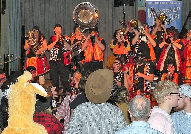 Viele Cowboy-Hüte, Guggenmusik und ausgelassene Stimmung am Maskenball.