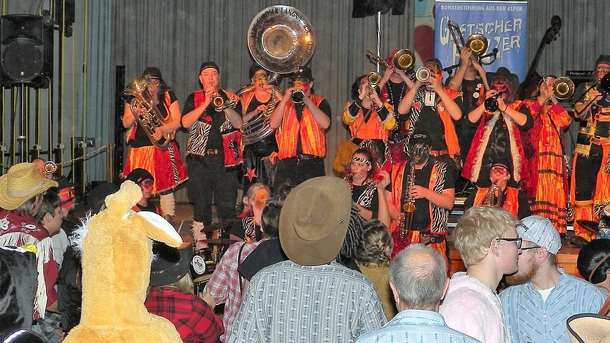 Viele Cowboy-Hüte, Guggenmusik und ausgelassene Stimmung am Maskenball.
