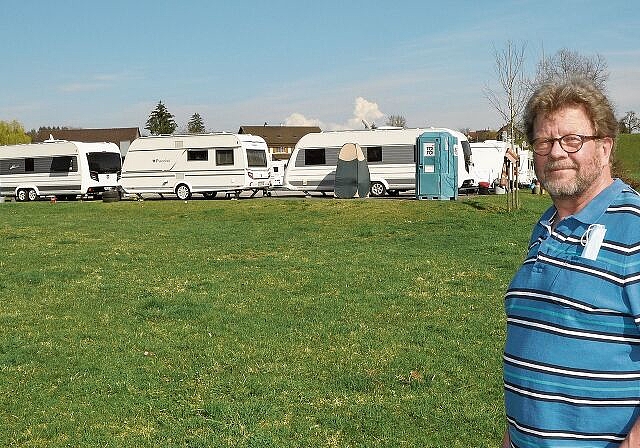 Der Maschwander Gemeindepräsident Christian Gabathuler vor den Wohnwagen der Fahrenden auf dem Badi-Parkplatz: Alles ist im grünen Bereich verlaufen, regelmässige Kontakte wurden seitens der Gemeinde gepflegt. (Bild Werner Schneiter)