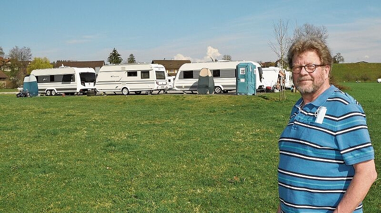 Der Maschwander Gemeindepräsident Christian Gabathuler vor den Wohnwagen der Fahrenden auf dem Badi-Parkplatz: Alles ist im grünen Bereich verlaufen, regelmässige Kontakte wurden seitens der Gemeinde gepflegt. (Bild Werner Schneiter)