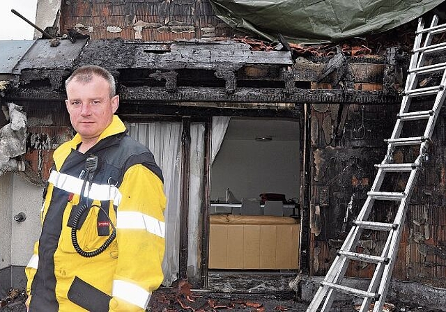 In diesem Jahr fünf Mal wegen Brandfällen im Einsatz: Obfeldens Feuerwehrkommandant Sämi Schneebeli auf der Terrasse der Liegenschaft, wo am vergangenen Sonntagnachmittag Feuer ausgebrochen ist. (Bild Werner Schneiter)