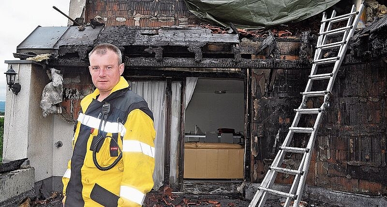In diesem Jahr fünf Mal wegen Brandfällen im Einsatz: Obfeldens Feuerwehrkommandant Sämi Schneebeli auf der Terrasse der Liegenschaft, wo am vergangenen Sonntagnachmittag Feuer ausgebrochen ist. (Bild Werner Schneiter)