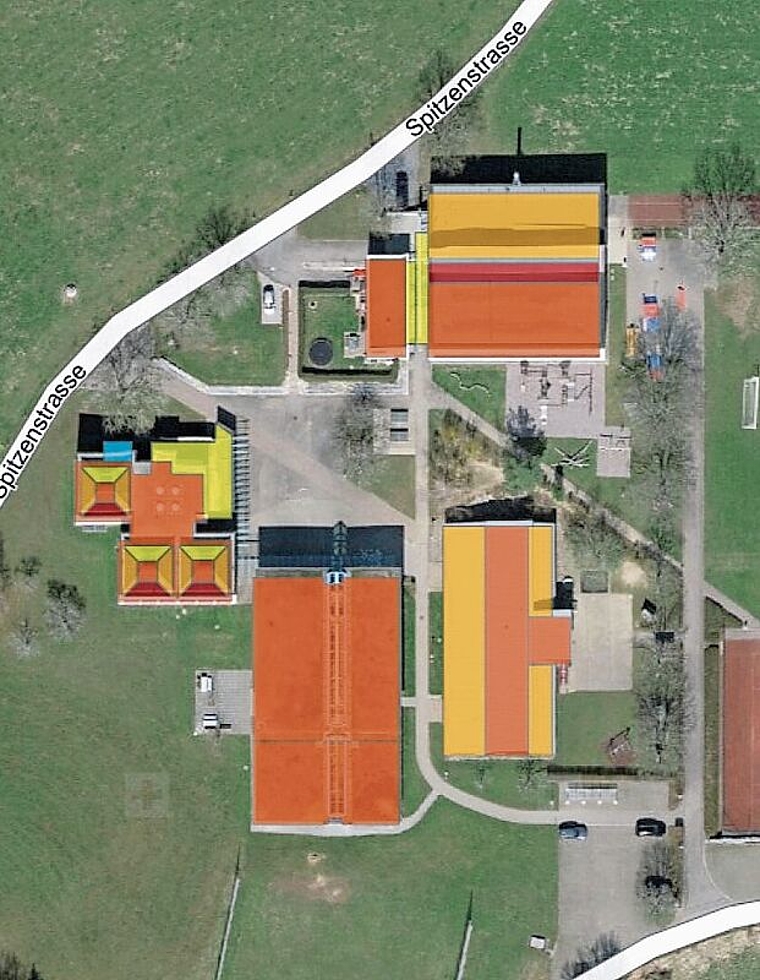 Das Schulhaus Gallenbüel, wie es sich im Solarkataster präsentiert. Die orangen Dachteile weisen eine sehr gute Sonneneinstrahlung auf, bei den helleren Dachteilen ist die Solarstromproduktion geringer. (Bild zvg.)