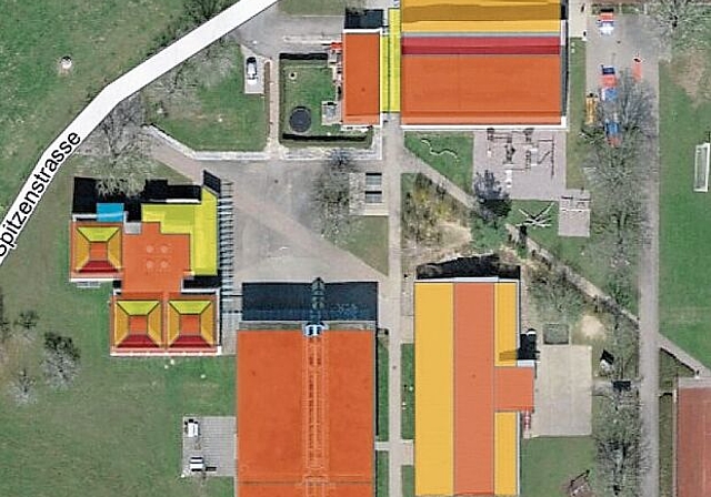 Das Schulhaus Gallenbüel, wie es sich im Solarkataster präsentiert. Die orangen Dachteile weisen eine sehr gute Sonneneinstrahlung auf, bei den helleren Dachteilen ist die Solarstromproduktion geringer. (Bild zvg.)