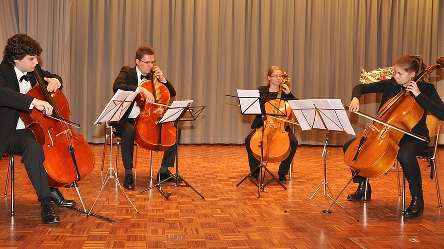 Neben Drehorgel-Mann Werner Utz sorgte das junge Quartett Acoustica am Neujahrsapéro für den musikalischen Rahmen. (Bilder Werner Schneiter)