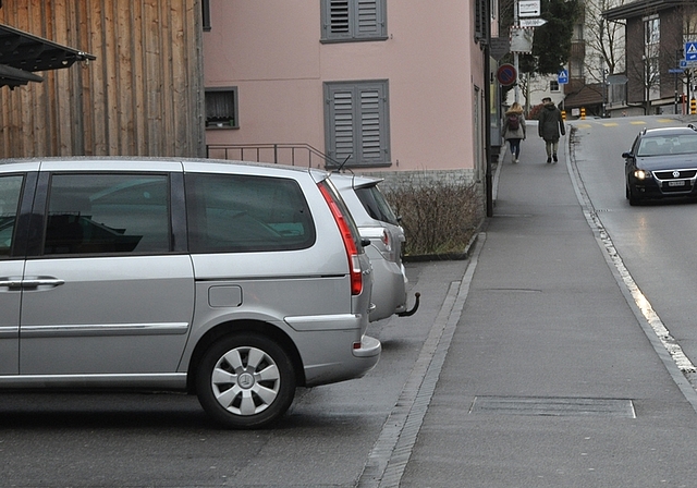 Laut Anklageschrift touchierte der stark betrunkene Angeklagte auf einem Parkplatz im Bereich der Zürichstrasse in Affoltern einen parkierten PW – und machte sich davon. (Bild Werner Schneiter)