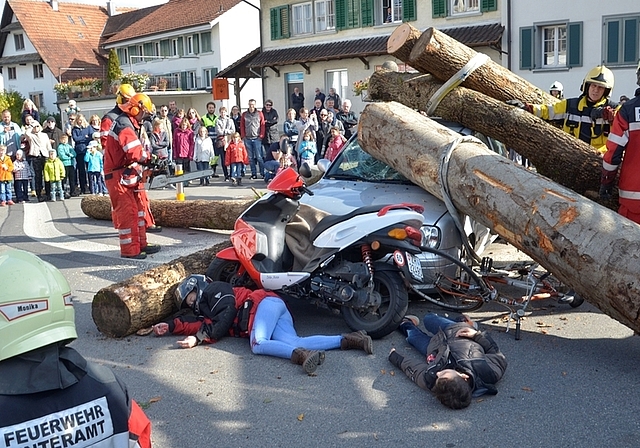Hauptübung in Bonstetten: Ein eindrückliches Szenario auf dem fiktiven Schadenplatz. (Bild Martin Mullis)