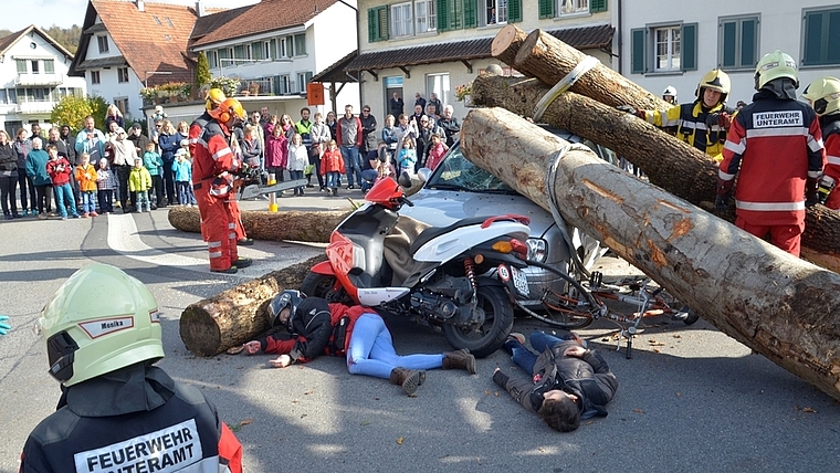 Hauptübung in Bonstetten: Ein eindrückliches Szenario auf dem fiktiven Schadenplatz. (Bild Martin Mullis)