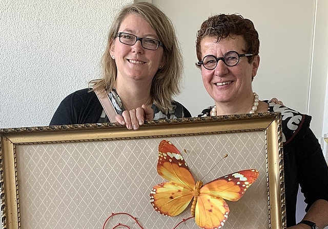 Immobilienvorsteherin Eliane Studer Kilchenmann (l.) und «Seewadel»-Geschäftsführerin Verena Feller mit dem symbolischen Schmetterling. <em>(Bild lhä)</em>