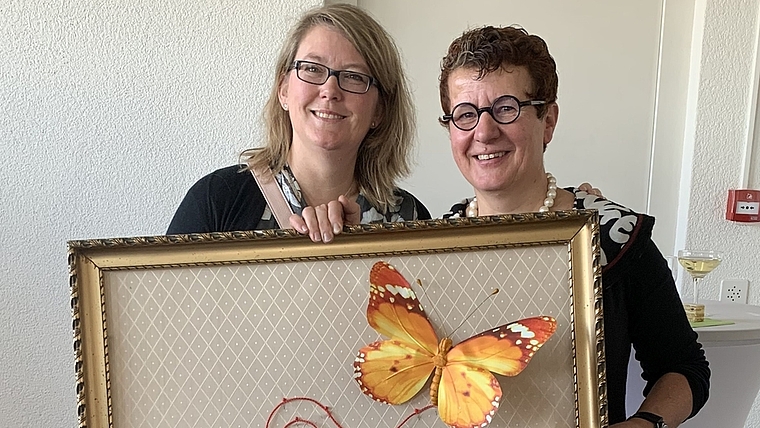 Immobilienvorsteherin Eliane Studer Kilchenmann (l.) und «Seewadel»-Geschäftsführerin Verena Feller mit dem symbolischen Schmetterling. <em>(Bild lhä)</em>
