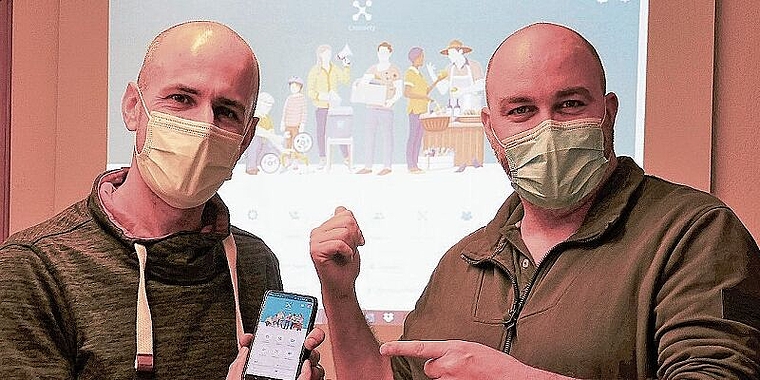 Projektleiter Philipp Metzler (links) und Gemeindepräsident Stephan Hinners macht die Arbeit für die von der Gemeinde zur Verfügung gestellten Plattform «Crossiety» sichtbar Spass. (Bild zvg.)