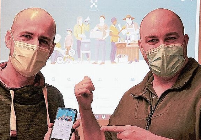 Projektleiter Philipp Metzler (links) und Gemeindepräsident Stephan Hinners macht die Arbeit für die von der Gemeinde zur Verfügung gestellten Plattform «Crossiety» sichtbar Spass. (Bild zvg.)