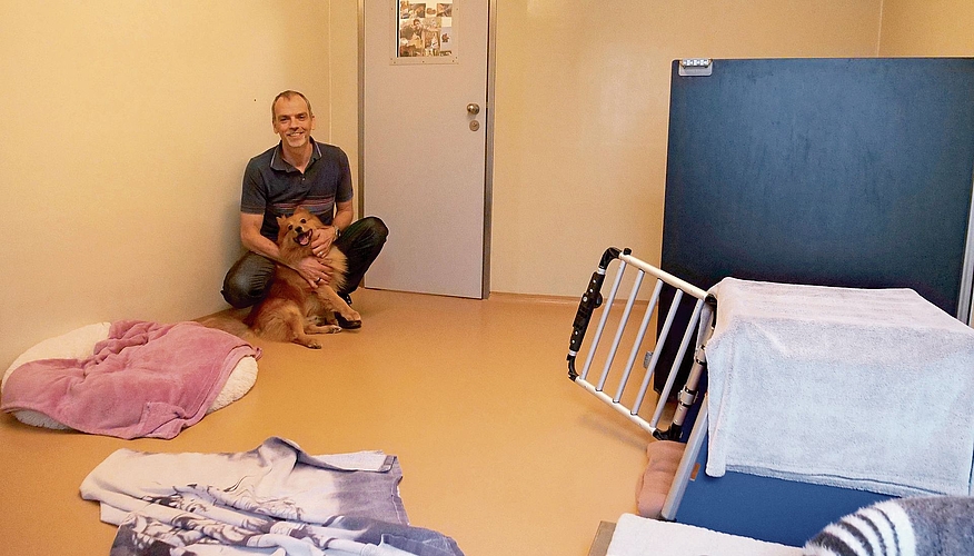 Rommy Los mit Bali in einer Hundebox des Tierheims des Zürcher Tierschutz.