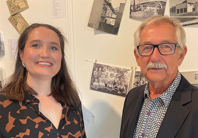 Fabienne Dubs und Mike Stillhard vor ausgewählten Erinnerungsstücken der Ausstellung in der KommBox Aeugst.(Bild Sandra Isabél Claus)