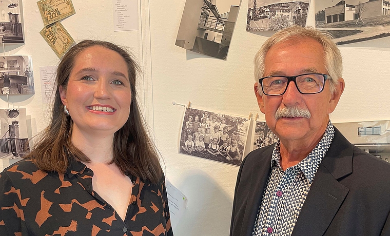 Fabienne Dubs und Mike Stillhard vor ausgewählten Erinnerungsstücken der Ausstellung in der KommBox Aeugst.(Bild Sandra Isabél Claus)
