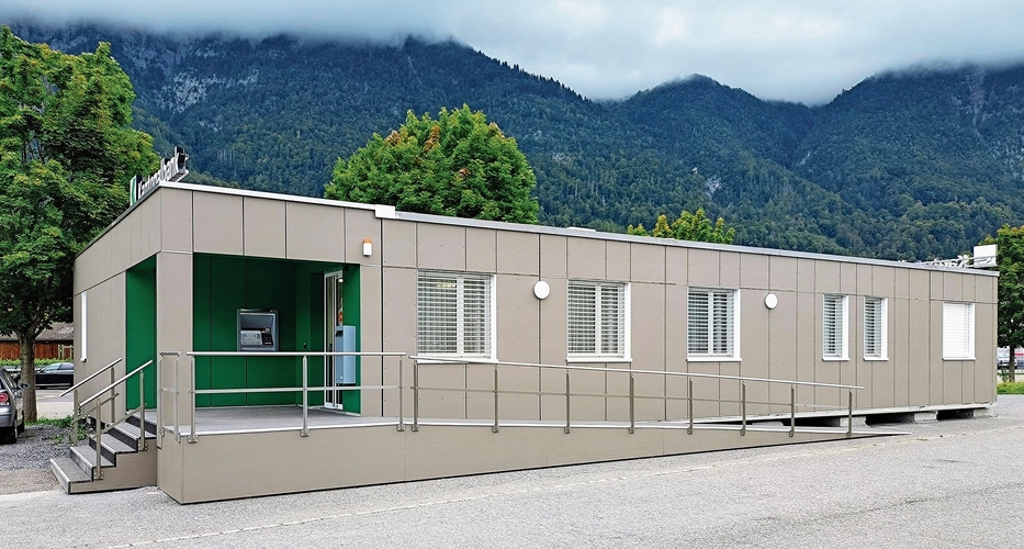 Das provisorische Gebäude der St. Galler Kantonalbank in Walenstadt: So wird auch das neue Schulgebäude in Kappel aussehen, nur ein wenig länger. Es könnte vor allem Platz für die Schulleitung und für Therapiestunden bieten. (Bild zvg/Gemeinde Kappel)